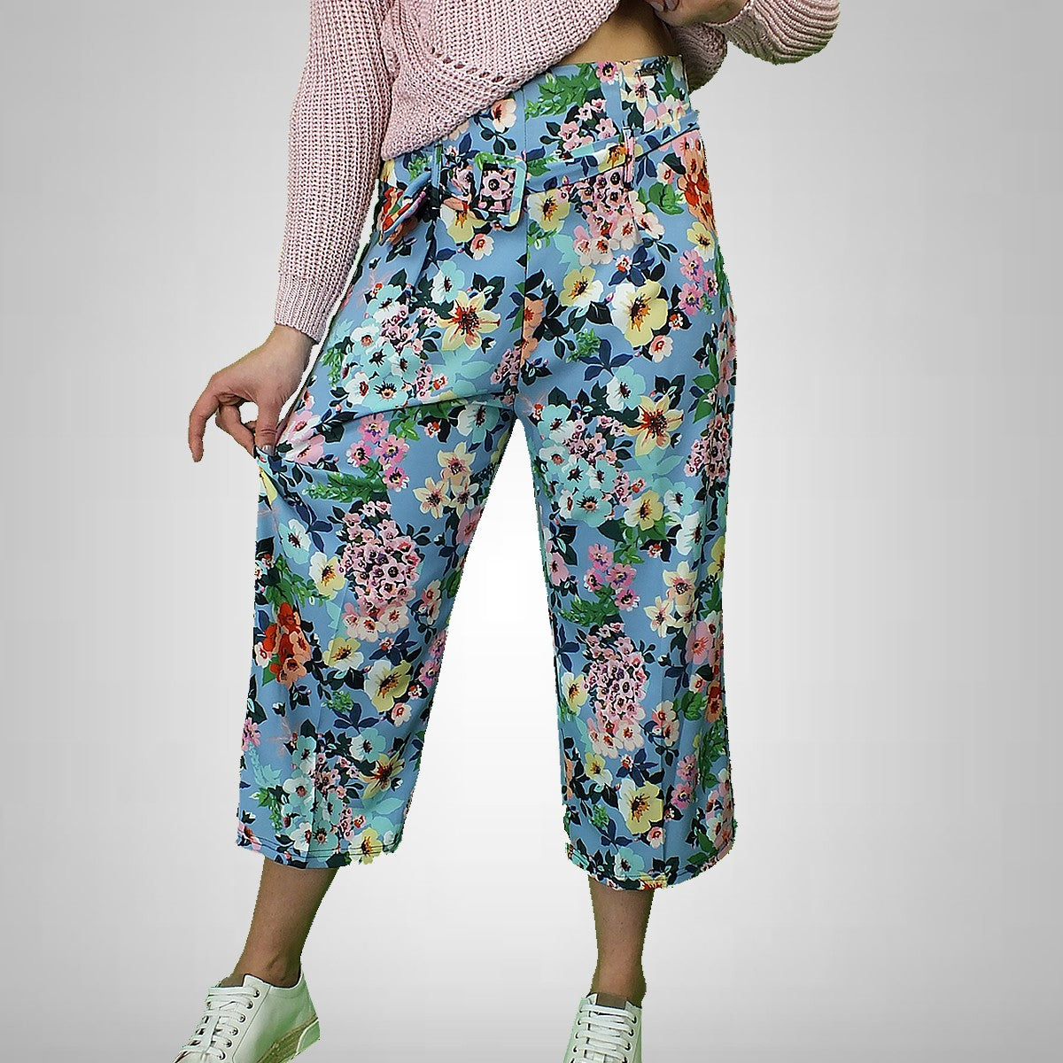 Pantalone Akè fantasia floreale a palazzo